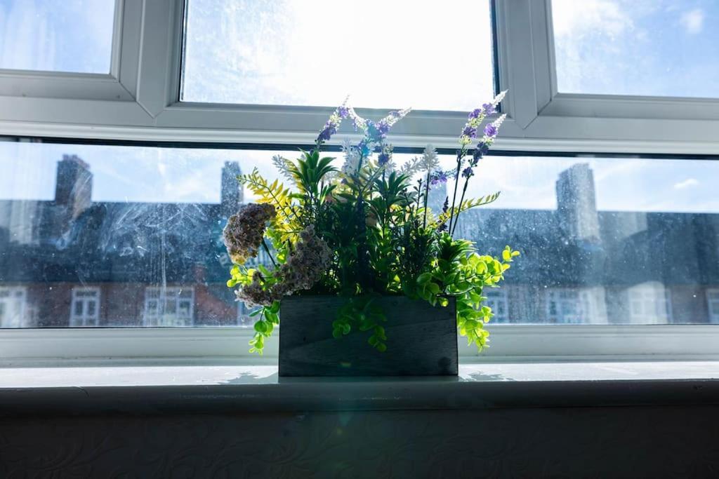 Pristine 3 Beds Hackney E9 * Londen