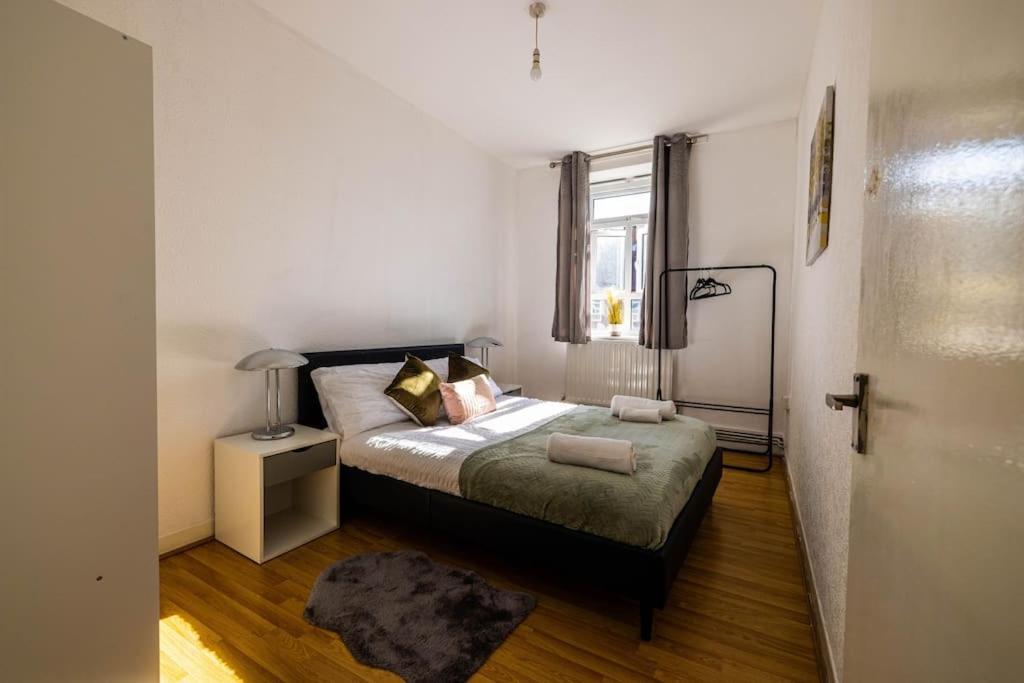 Pristine 3 Beds Hackney E9 * Londen