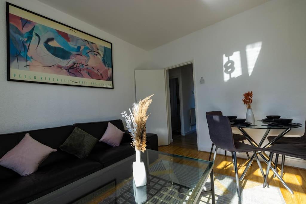 Pristine 3 Beds Hackney E9 * Londen